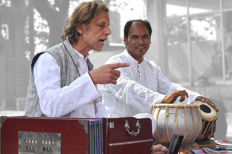 adam et Shivananda en kirtan dans le plus vieux temple de Rishikesh (Virbhadra)